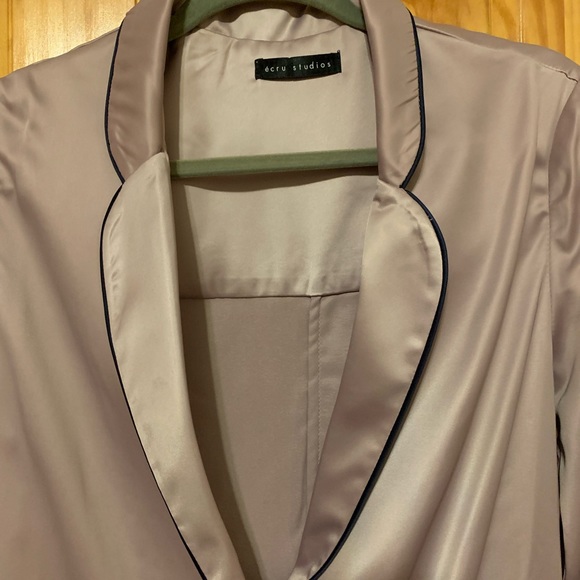 Ecru Studios mauve pink satin blazer with contrasting navy piping, size small - Picture 3 of 10